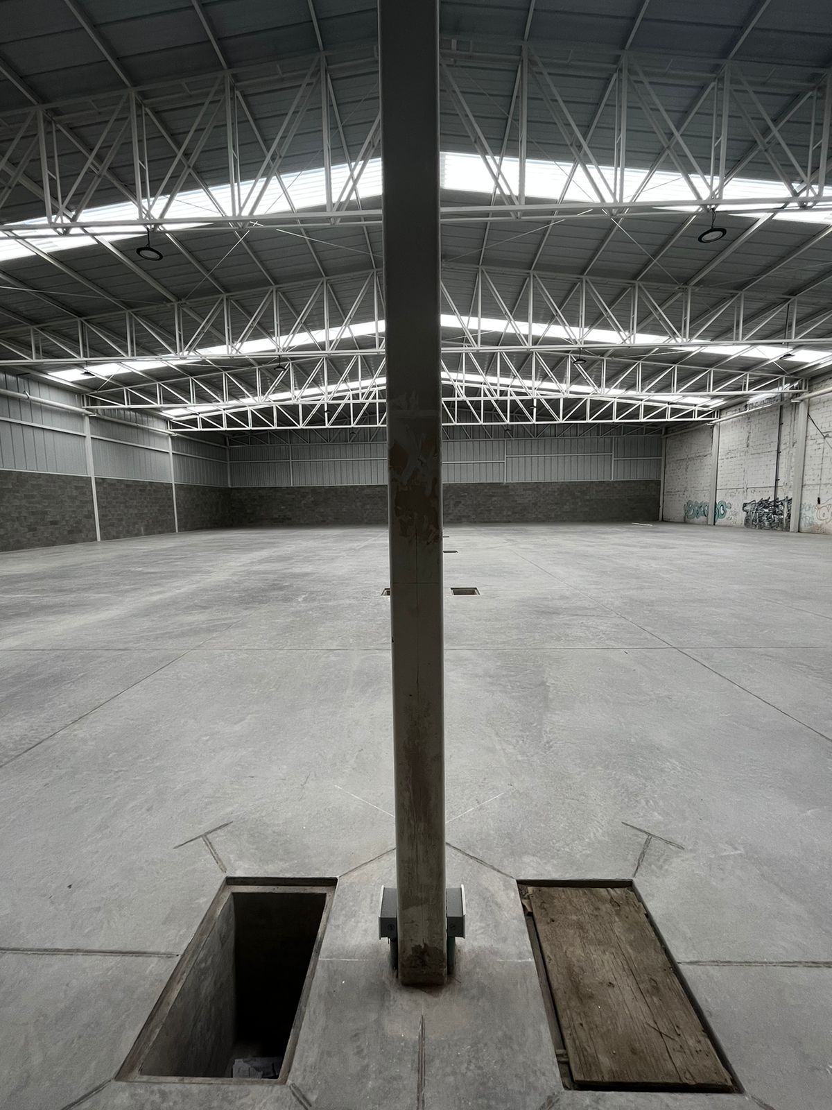 Nave industrial Valtierra con columna central y cubierta de lámina acanalada, Fer Et Ciment Guanajuato